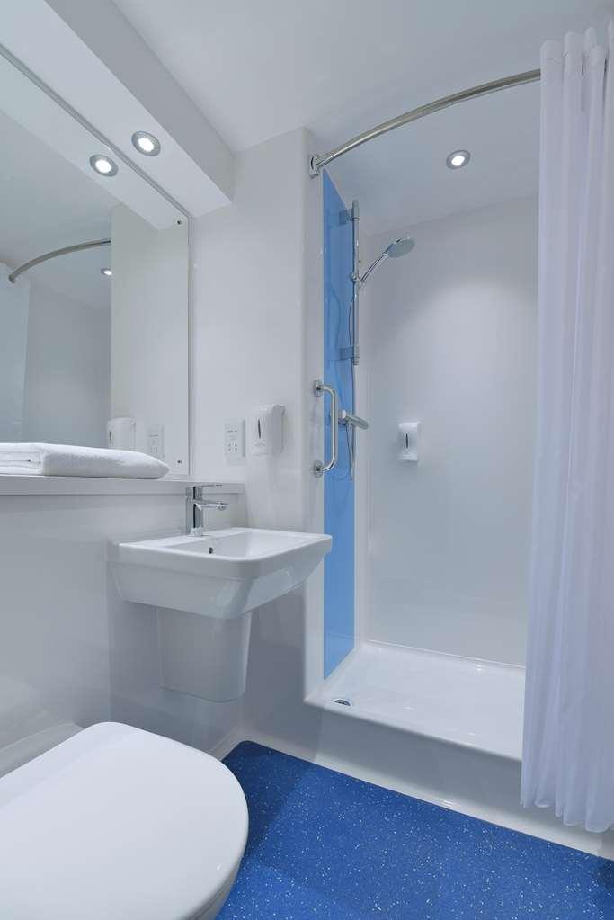 Travelodge Chester Central Room photo