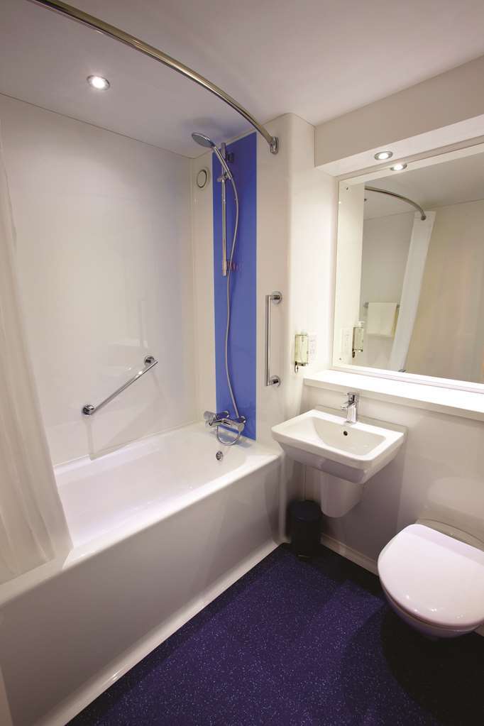 Travelodge Chester Central Room photo